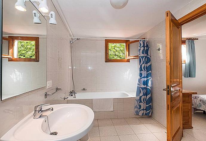 En suite bathroom with bath . - Villa Llevant Soli . (Галерея фотографий) }}