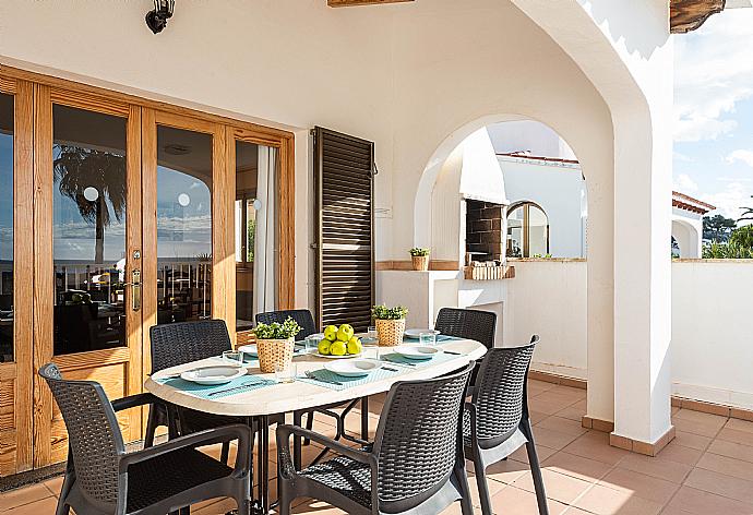 ,Dining and barbecue area . - Villa Llevant Soli . (Galerie de photos) }}