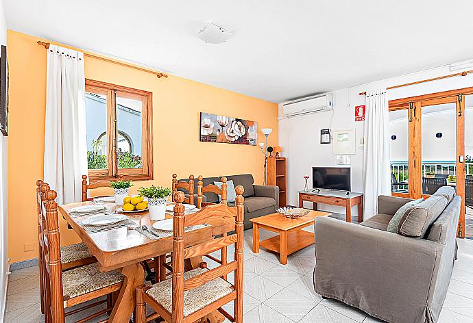 Living room area with indoor dining  . - Villa Llevant Soli . (Fotogalerie) }}