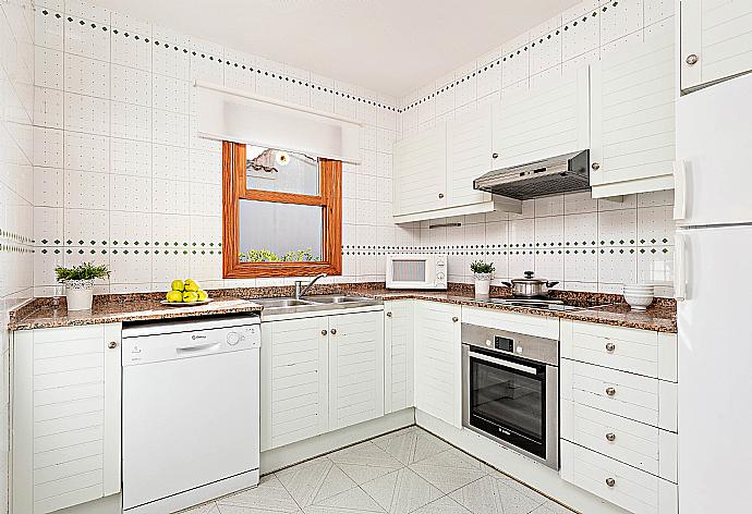 Fully equipped kitchen  . - Villa Llevant Soli . (Galería de imágenes) }}