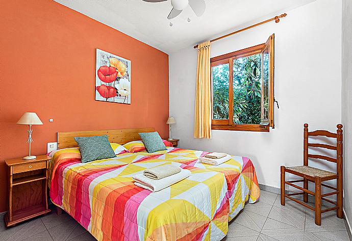 Twin room  . - Villa Llevant Soli . (Photo Gallery) }}