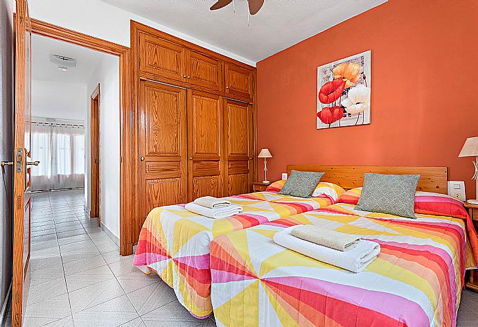 Twin room  . - Villa Llevant Soli . (Photo Gallery) }}