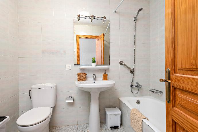 Family bathroom with bath . - Villa Llevant Soli . (Photo Gallery) }}