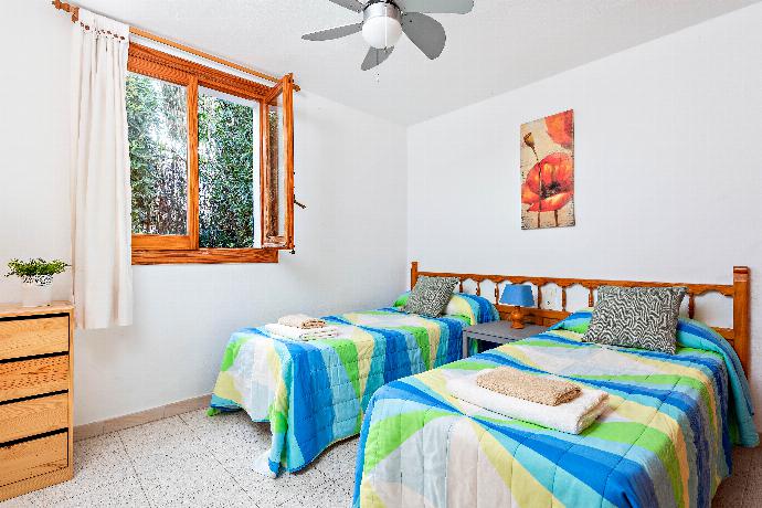 Twin room  . - Villa Llevant Soli . (Photo Gallery) }}