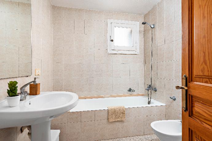 Family bathroom with bath . - Villa Llevant Soli . (Fotogalerie) }}