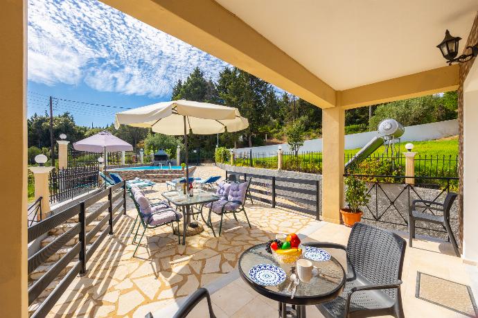 Sheltered terrace area . - Villa Spartera . (Photo Gallery) }}