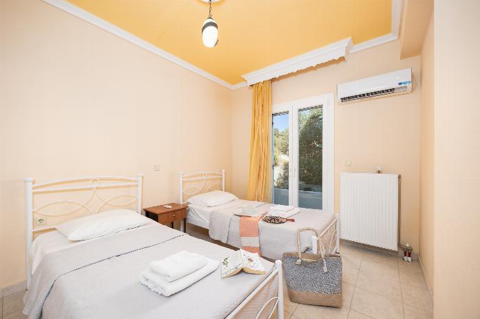 Ground floor: twin bedroom with A/C . - Villa Spartera . (Photo Gallery) }}