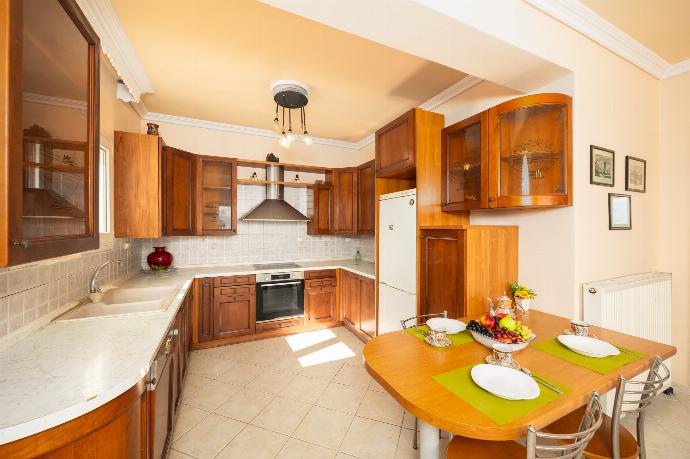 First floor: equipped kitchen . - Villa Spartera . (Photo Gallery) }}
