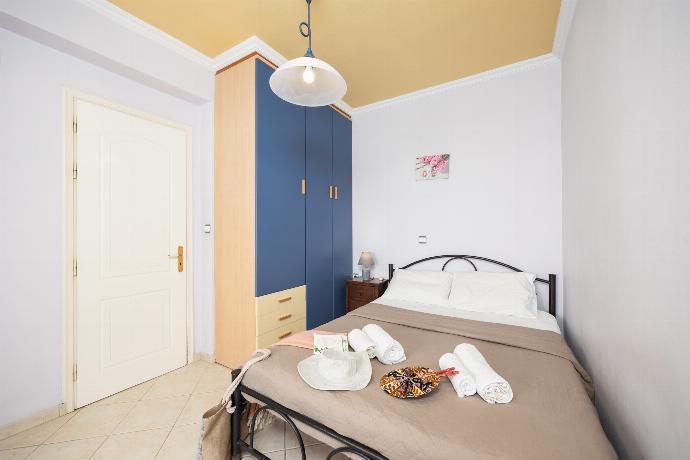 First floor: double bedroom with A/C . - Villa Spartera . (Photo Gallery) }}