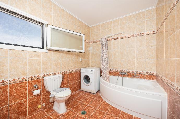 First floor: family bathroom with bath and shower . - Villa Spartera . (Photo Gallery) }}