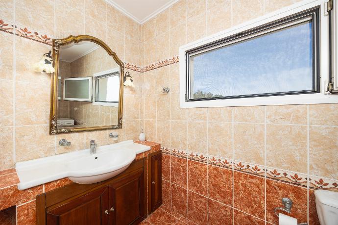 First floor: family bathroom with bath and shower . - Villa Spartera . (Photo Gallery) }}