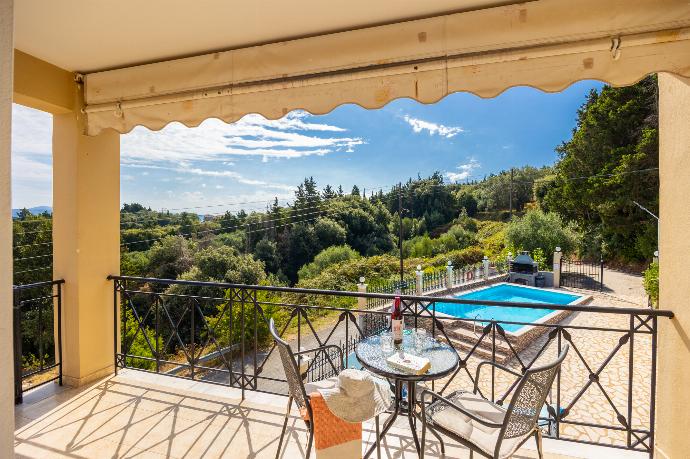 Sheltered terrace area . - Villa Spartera . (Photo Gallery) }}