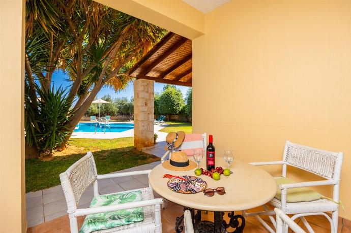 Sheltered terrace area . - Villa Anemoni . (Photo Gallery) }}