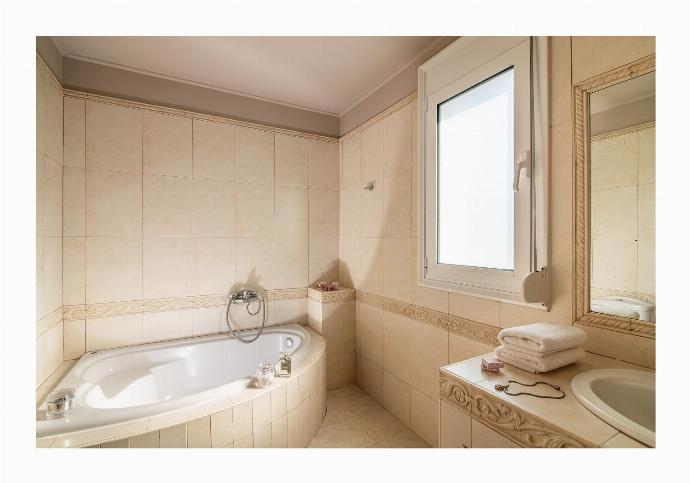  . - Villa Chloe . (Photo Gallery) }}