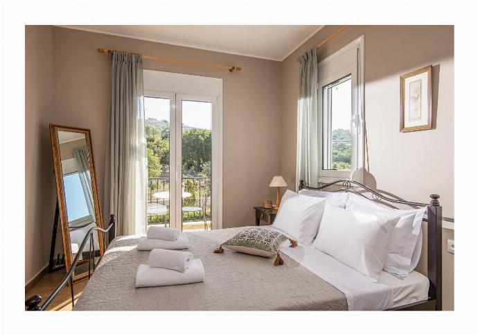  . - Villa Chloe . (Photo Gallery) }}
