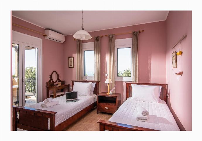  . - Villa Chloe . (Photo Gallery) }}