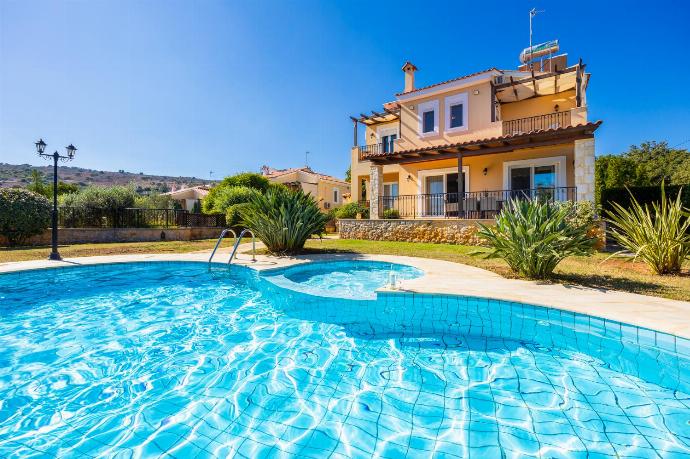 Beautiful villa with private pool, terrace, and garden . - Villa Chloe . (Photo Gallery) }}