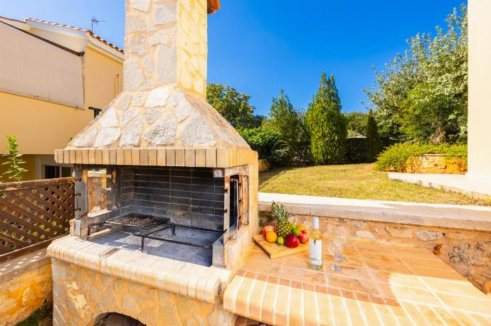 BBQ area . - Villa Chloe . (Photo Gallery) }}