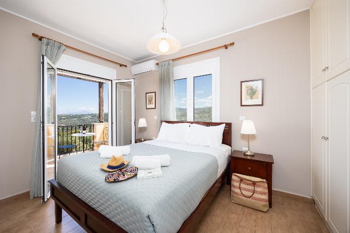 Double bedroom with en suite bathroom and A/C . - Villa Chloe . (Photo Gallery) }}