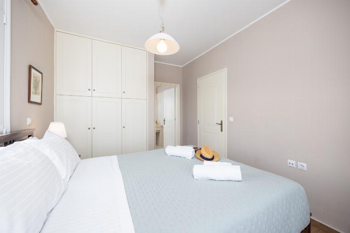 Double bedroom with en suite bathroom and A/C . - Villa Chloe . (Photo Gallery) }}