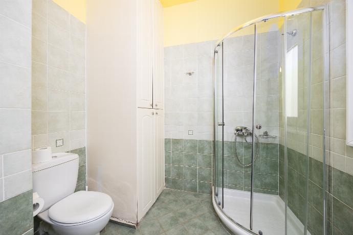 Family bathroom with shower . - Villa Chloe . (Photo Gallery) }}