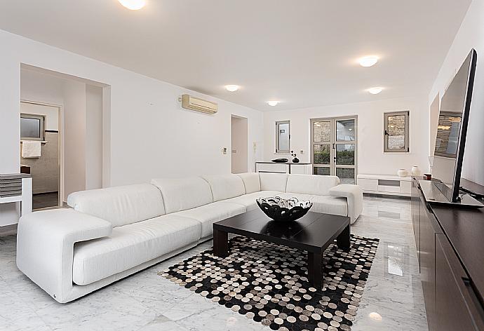 Living room on ground floor with sofa, A/C, WiFi internet, and satellite TV . - Annabel Beach Palace . (Galleria fotografica) }}