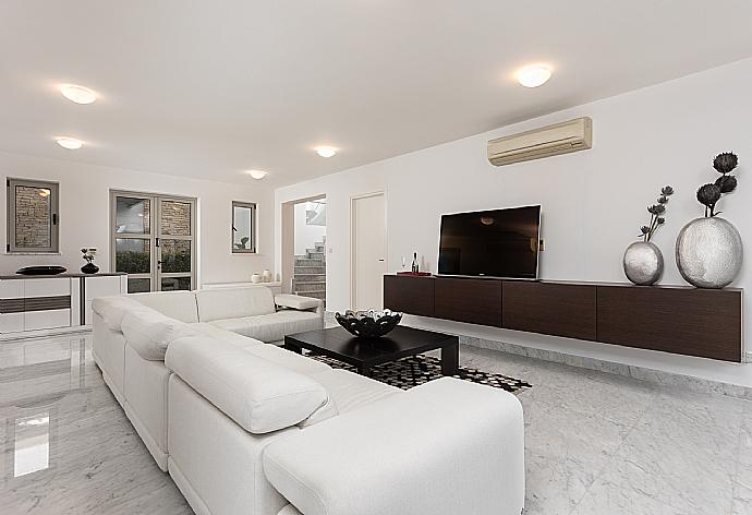 Living room on ground floor with sofa, A/C, WiFi internet, and satellite TV . - Annabel Beach Palace . (Galleria fotografica) }}