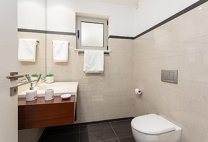 Family bathroom on ground floor with shower . - Annabel Beach Palace . (Галерея фотографий) }}