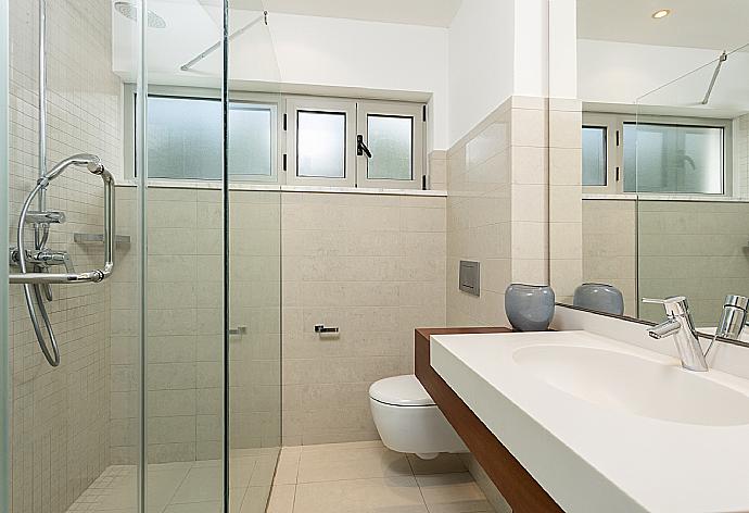 En suite bathroom with shower . - Annabel Beach Palace . (Galerie de photos) }}