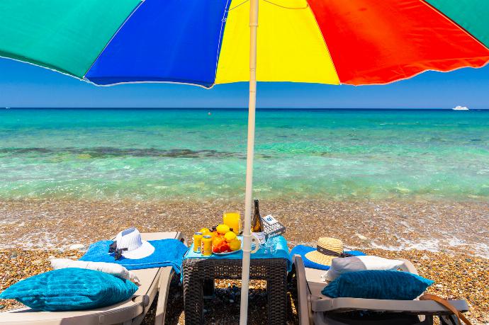 Beach directly in front of Annabel Beach Palace . - Annabel Beach Palace . (Fotogalerie) }}