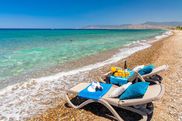 Beach directly in front of Annabel Beach Palace . - Annabel Beach Palace . (Galería de imágenes) }}