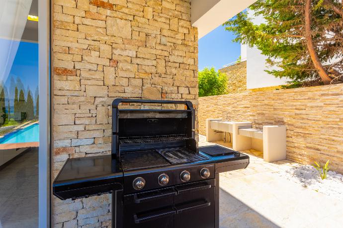 Terrace area with BBQ . - Annabel Beach Palace . (Galerie de photos) }}