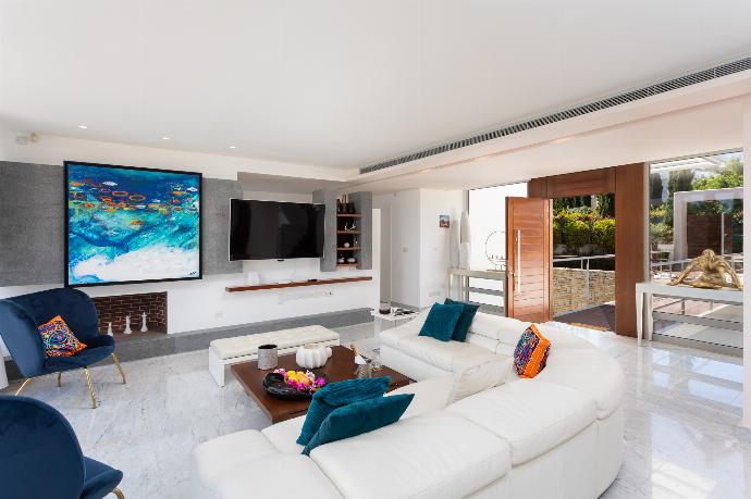 Open-plan living room on first floor with sofa, dining area, kitchen, ornamental fireplace, A/C, WiFi internet, satellite TV, and sea views . - Annabel Beach Palace . (Galleria fotografica) }}