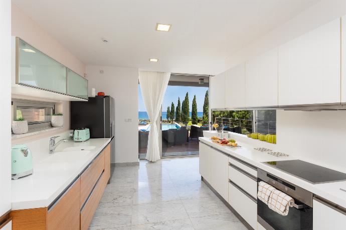 Equipped kitchen . - Annabel Beach Palace . (Fotogalerie) }}