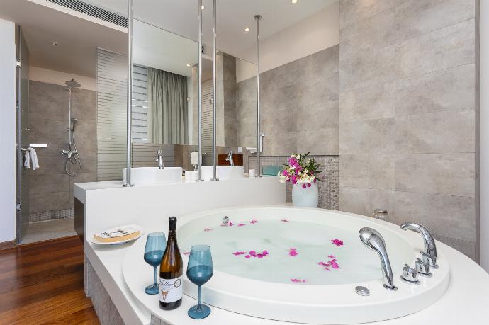 En suite bathroom with jacuzzi and shower . - Annabel Beach Palace . (Fotogalerie) }}