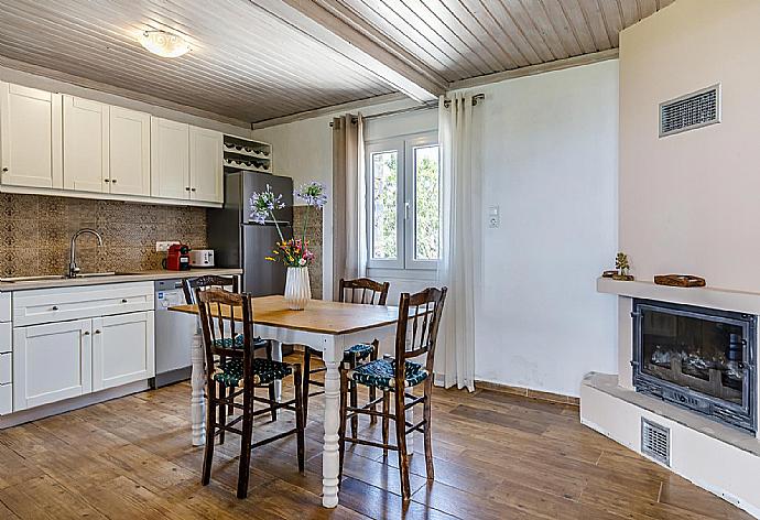 Fully equipped kitchen, and indoor dining area with a fireplace . - Oak Tree Cottage . (Fotogalerie) }}