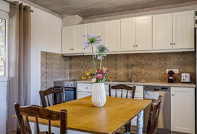 Fully equipped kitchen, and indoor dining area . - Oak Tree Cottage . (Galleria fotografica) }}