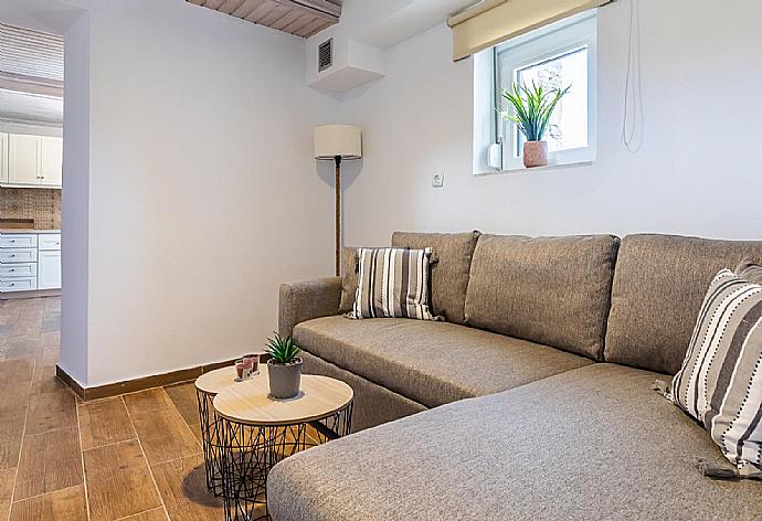 Living room area with comfortable sofas . - Oak Tree Cottage . (Galería de imágenes) }}