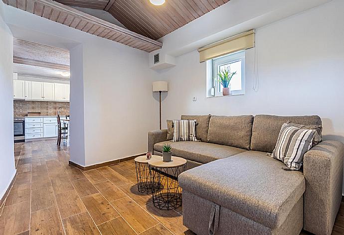 Living room area with comfortable sofas . - Oak Tree Cottage . (Galería de imágenes) }}