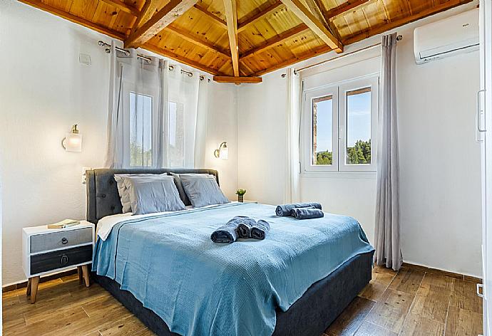 Double bedroom with A/c, and ensuite bathroom  . - Oak Tree Cottage . (Galleria fotografica) }}