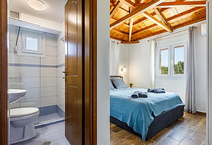 Double bedroom with A/c, and en suite bathroom . - Oak Tree Cottage . (Galleria fotografica) }}