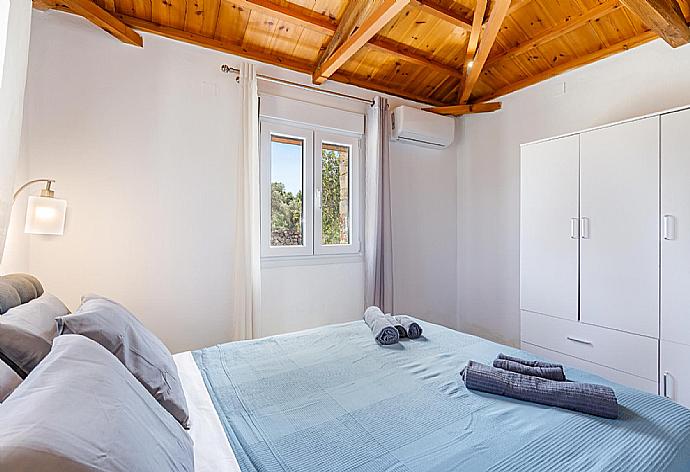 Double bedroom with A/c, and ensuite bathroom  . - Oak Tree Cottage . (Fotogalerie) }}