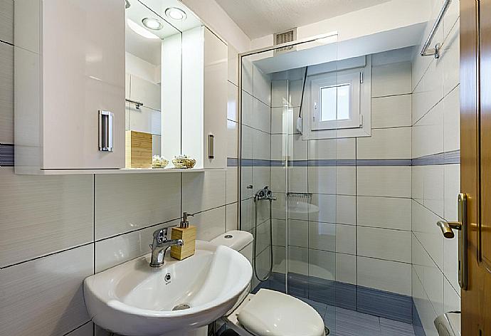 En suite bathroom with a shower . - Oak Tree Cottage . (Fotogalerie) }}