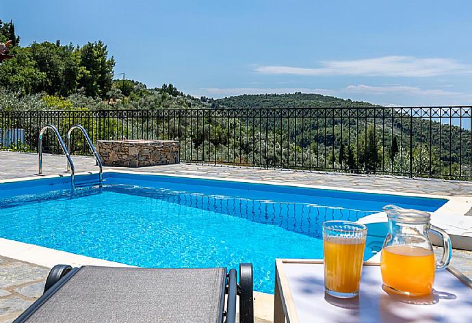 ,Pool and terrace with a beautiful panoramic view . - Oak Tree Cottage . (Fotogalerie) }}