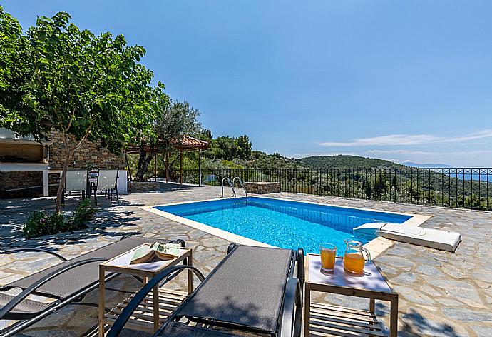 Pool and terrace area with outdoor dining and barbecue . - Oak Tree Cottage . (Fotogalerie) }}