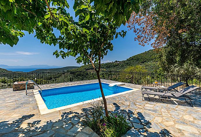 Pool area with a beautiful view . - Oak Tree Cottage . (Galleria fotografica) }}