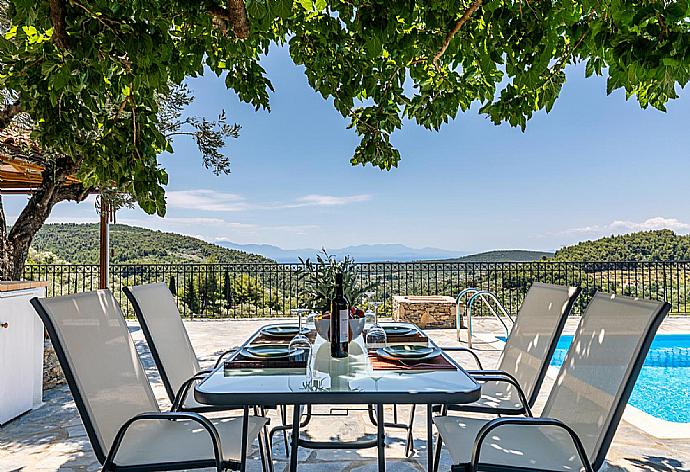 Outdoor Dining area . - Oak Tree Cottage . (Fotogalerie) }}