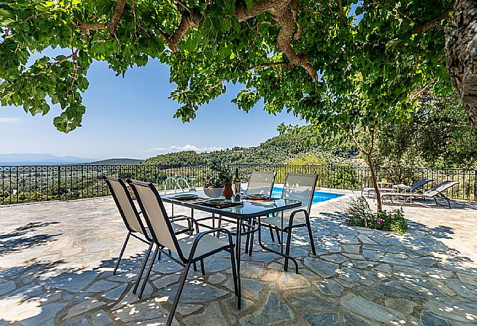 Terrace and outdoor dining area with a panoramic view . - Oak Tree Cottage . (Fotogalerie) }}