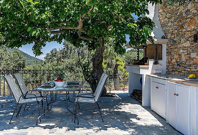 Outdoor dining area with barbecue  . - Oak Tree Cottage . (Fotogalerie) }}