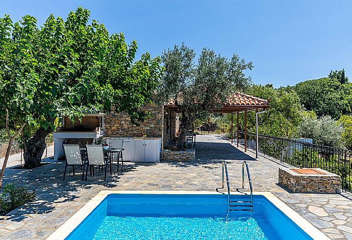 Beautiful villa with pool and outdoor dining . - Oak Tree Cottage . (Photo Gallery) }}